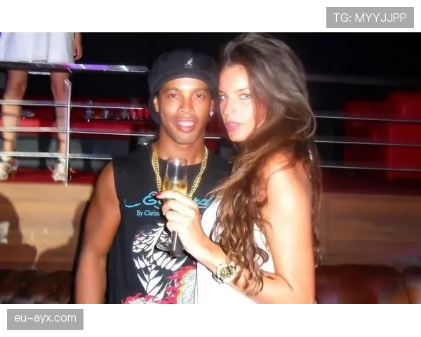 罗纳尔迪尼奥随手一张生活照，沙发上的名牌袋子把我这月工资衬得好像零花钱